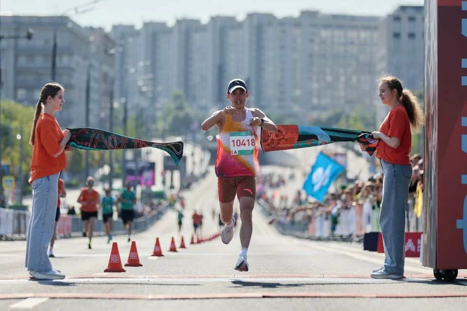 В этом году на эстафете по Садовому кольцу в Москве честь абаканской Спортивной школы олимпийского резерва по лёгкой атлетике на дистанции 15 км в индивидуальных забегах отстаивали настоящие титаны спортивной выносливости –...