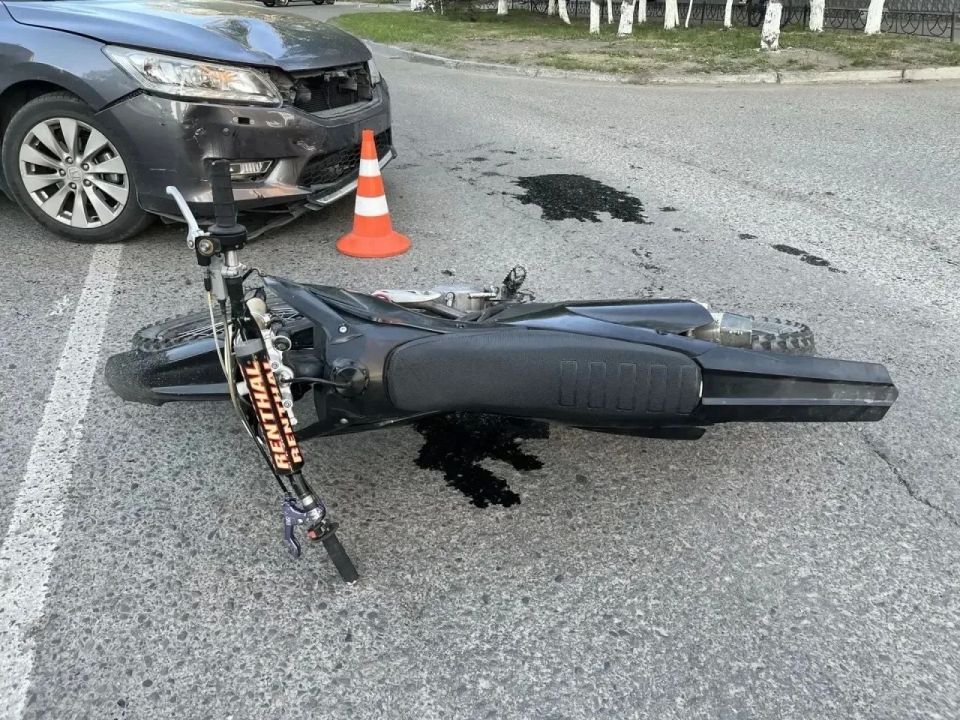 В Абакане мотоцикл не смог разминуться с иномаркой