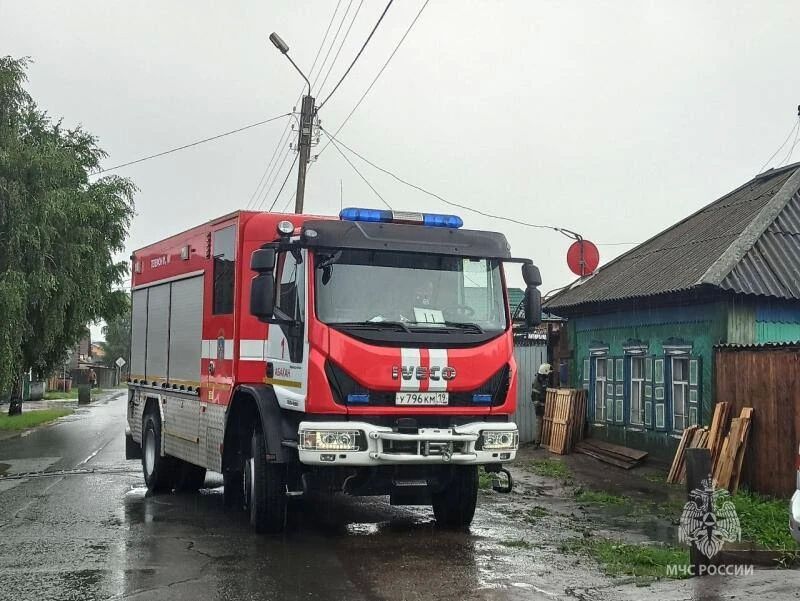В Абакане пожарные тушили возгорание в частном доме