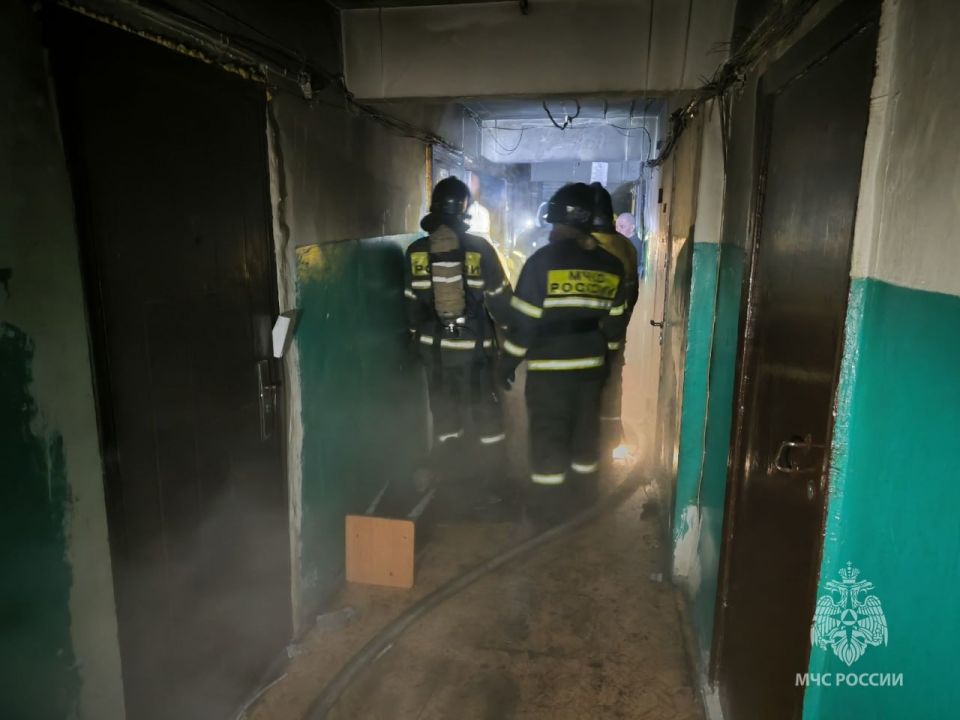 Неизвестные спалили грузовик с бревнами в поселке Майский Усть-Абаканского района