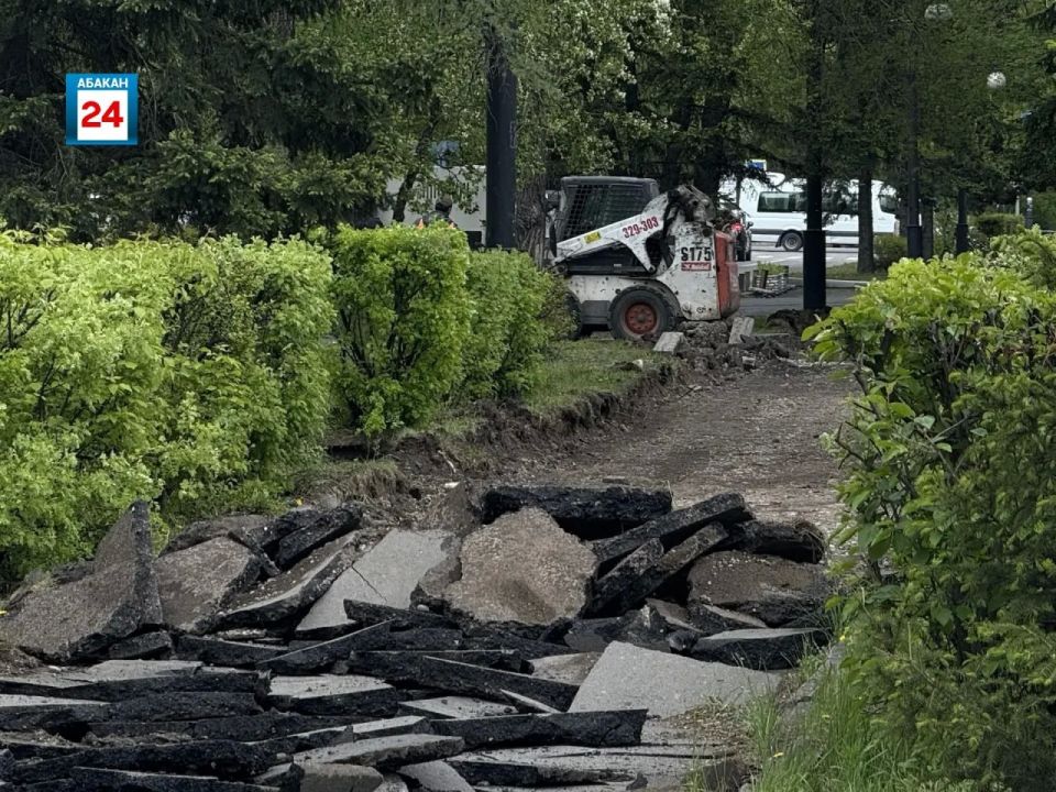 Почти 2 тысячи квадратов новой тротуарной плитки уложат на проспекте Ленина в Абакане, ремонтные работы в самом центре города возобновились