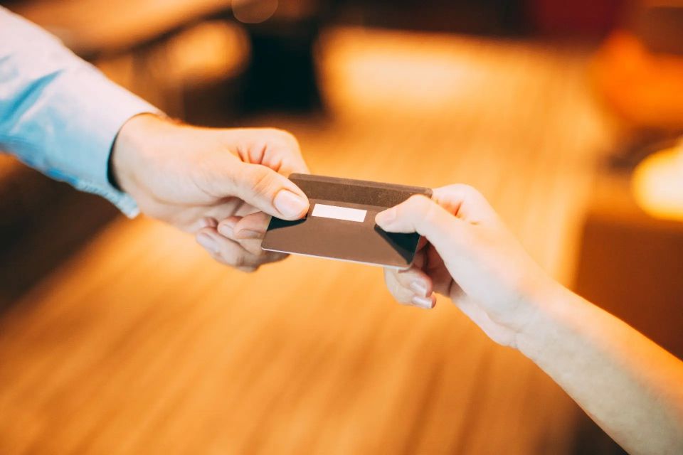 Продала карту за 4,5 тысячи рублей жительница Хакасии для незаконных операций