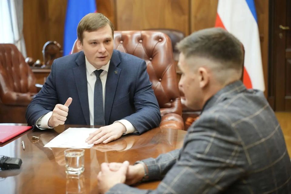 Глава Хакасии встретился с начальником штаба реготделения движения "Юнармия"