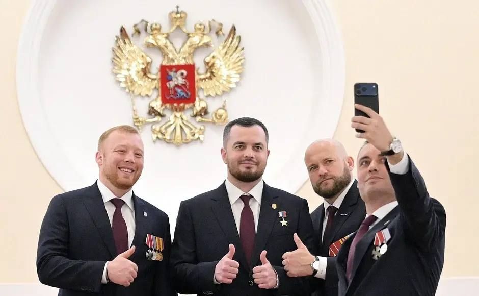 Президент России Владимир Путин встретился с выпускниками федеральной кадровой программы «Время героев» Президент России Владимир Путин встретился с выпускниками федеральной кадровой программы «Время героев»
