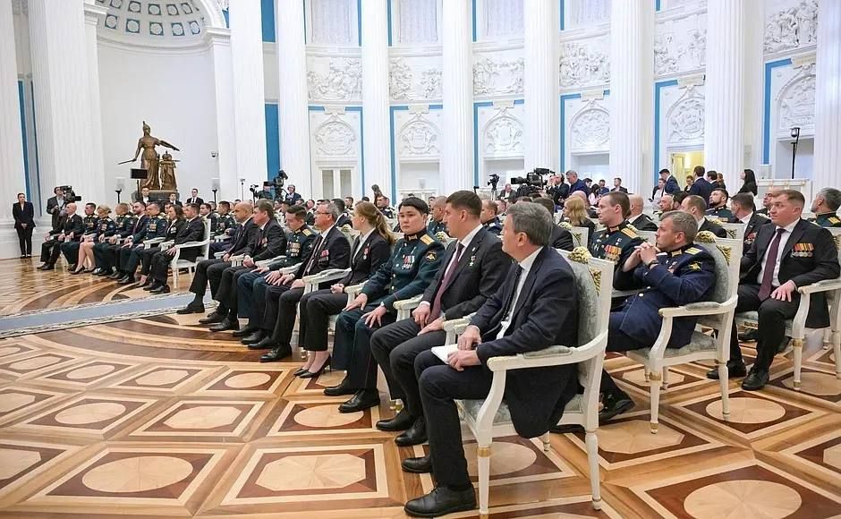 Президент России Владимир Путин встретился с выпускниками федеральной кадровой программы «Время героев» Президент России Владимир Путин встретился с выпускниками федеральной кадровой программы «Время героев»