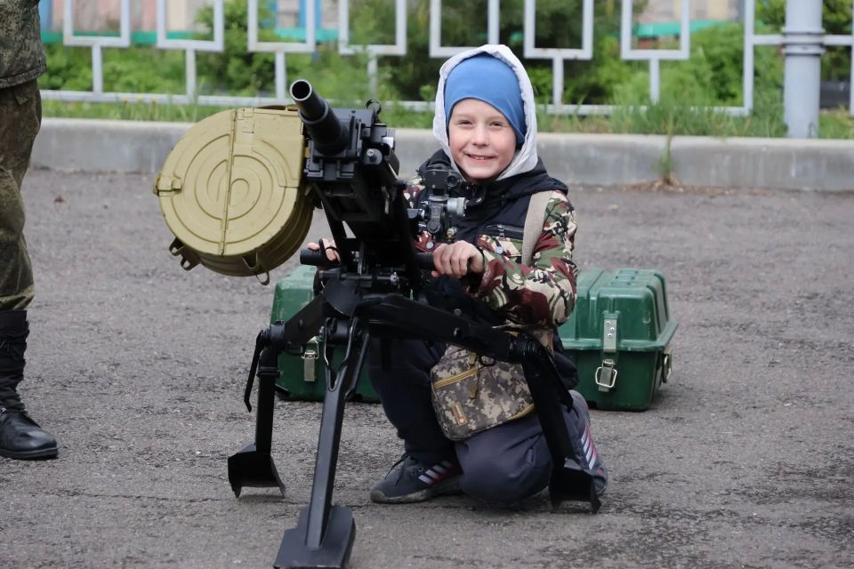 Семейные традиции – это фундамент, на котором строится крепкое общество Семейные традиции – это фундамент, на котором строится крепкое общество