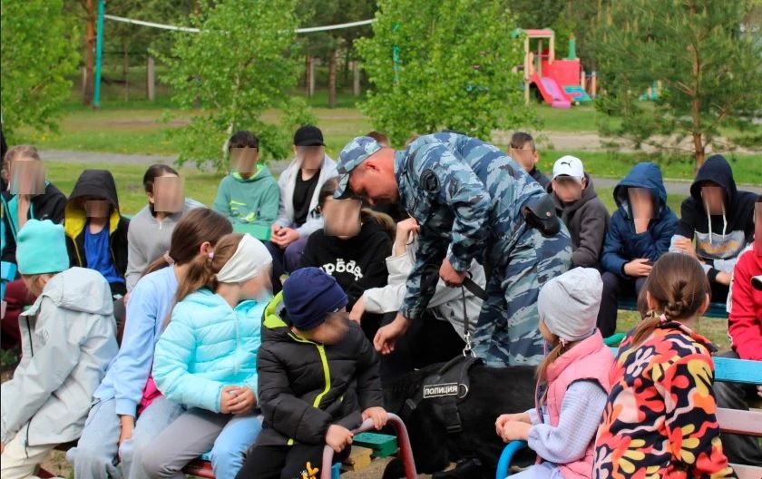 В Хакасии полицейские-кинологи провели показательное выступление для детей из реабилитационного центра В Хакасии полицейские-кинологи провели показательное выступление для детей из реабилитационного центра