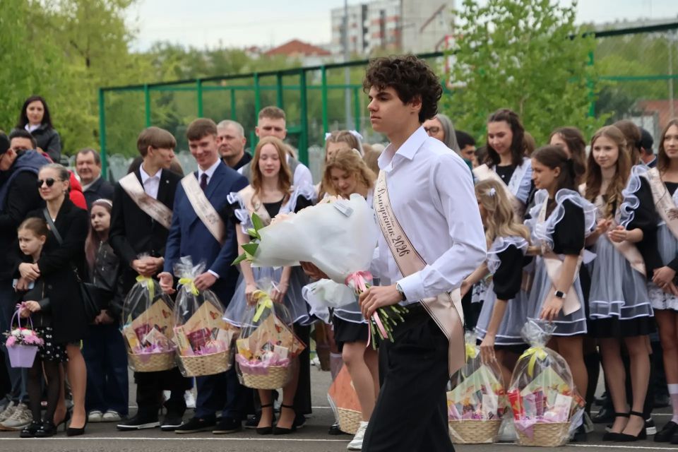 Алексей Лемин: Дорогие друзья! Сегодня у нас особый городской праздник: «Последний звонок» Алексей Лемин: Дорогие друзья! Сегодня у нас особый городской праздник: «Последний звонок»
