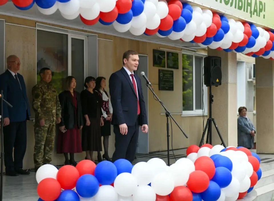 Перед вами открыты все пути и дороги: Валентин Коновалов побывал на последних звонках в школах Хакасии Перед вами открыты все пути и дороги: Валентин Коновалов побывал на последних звонках в школах Хакасии