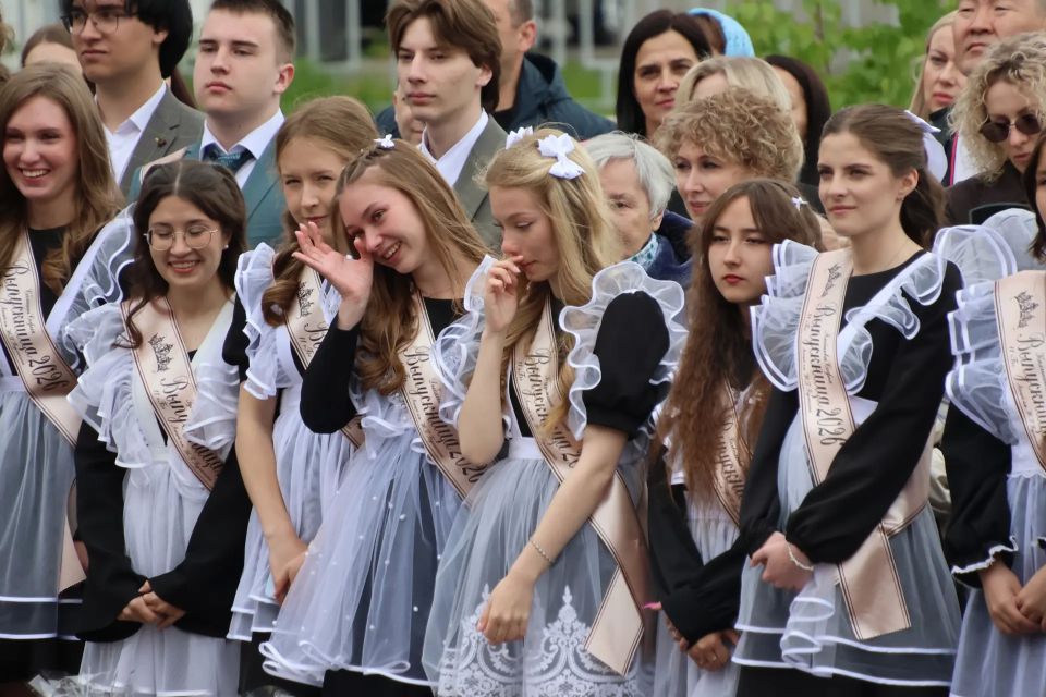 Алексей Лемин: Дорогие друзья! Сегодня у нас особый городской праздник: «Последний звонок» Алексей Лемин: Дорогие друзья! Сегодня у нас особый городской праздник: «Последний звонок»