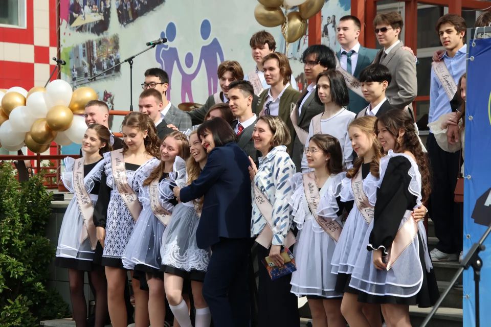 Алексей Лемин: Дорогие друзья! Сегодня у нас особый городской праздник: «Последний звонок»