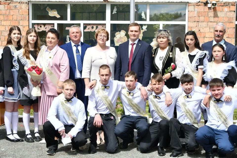 Глава Хакасии поздравил выпускников республики с окончанием школы Глава Хакасии поздравил выпускников республики с окончанием школы