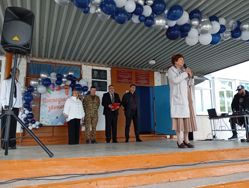 Депутаты Верховного Совета Хакасии поздравили выпускников республиканских школ с последним звонком Депутаты Верховного Совета Хакасии поздравили выпускников республиканских школ с последним звонком