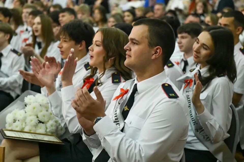 Перед вами открыты все пути и дороги: Валентин Коновалов побывал на последних звонках в школах Хакасии Перед вами открыты все пути и дороги: Валентин Коновалов побывал на последних звонках в школах Хакасии