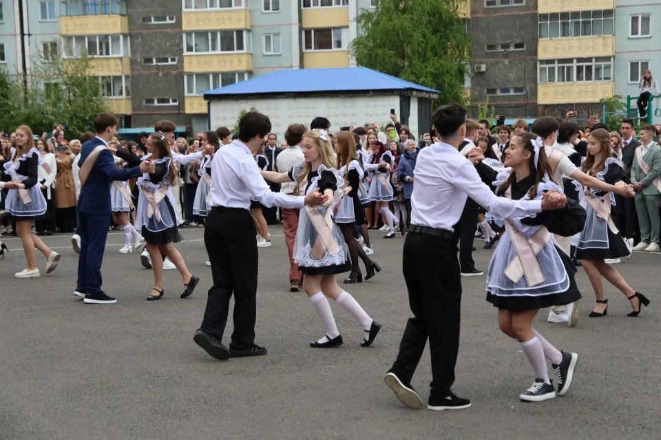 Алексей Лемин: Дорогие друзья! Сегодня у нас особый городской праздник: «Последний звонок» Алексей Лемин: Дорогие друзья! Сегодня у нас особый городской праздник: «Последний звонок»