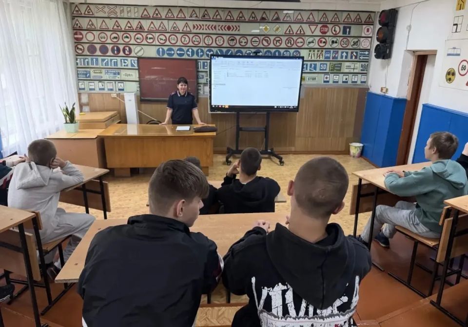 Сотрудники МВД по Республике Хакасия провели для подростков профилактические мероприятия в рамках сборов «Неделя в армии» Сотрудники МВД по Республике Хакасия провели для подростков профилактические мероприятия в рамках сборов «Неделя в армии»