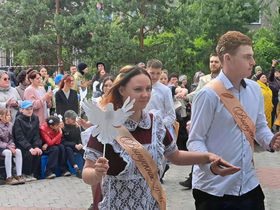 Сегодня в школах Хакасии для выпускников звучит "Последний звонок" Сегодня в школах Хакасии для выпускников звучит "Последний звонок"