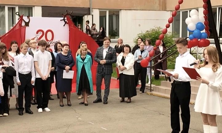 Депутаты Верховного Совета Хакасии поздравили выпускников республиканских школ с последним звонком Депутаты Верховного Совета Хакасии поздравили выпускников республиканских школ с последним звонком