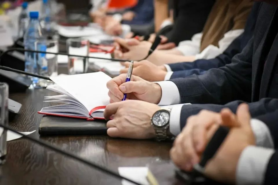 На очередном заседании правительства обсудят ситуацию с коллектором в Черногорске, подготовку к экзаменам и ряд других важных тем