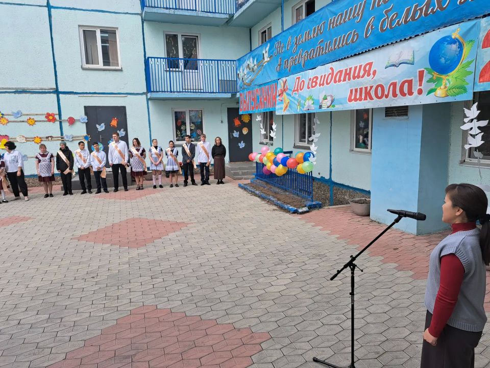 Сегодня в школах Хакасии для выпускников звучит "Последний звонок" Сегодня в школах Хакасии для выпускников звучит "Последний звонок"