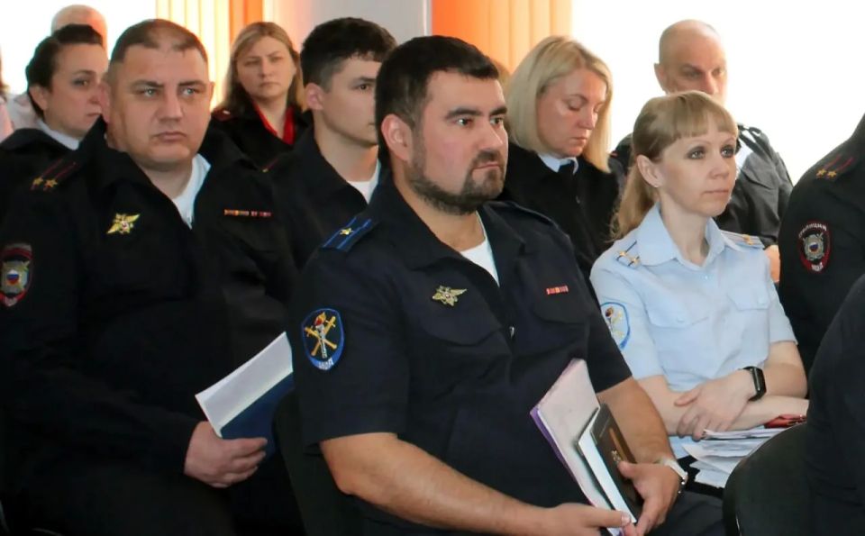 Министр внутренних дел по Республике Хакасия Владимир Генералов с рабочим визитом посетил ОМВД России по г. Черногорску Министр внутренних дел по Республике Хакасия Владимир Генералов с рабочим визитом посетил ОМВД России по г. Черногорску