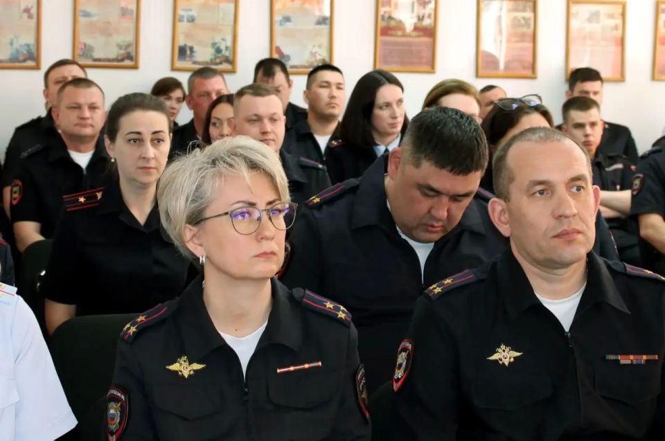 Министр внутренних дел по Республике Хакасия Владимир Генералов с рабочим визитом посетил ОМВД России по г. Черногорску Министр внутренних дел по Республике Хакасия Владимир Генералов с рабочим визитом посетил ОМВД России по г. Черногорску