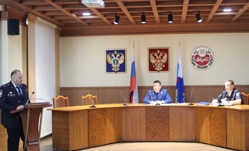 В прокуратуре Республики Хакасия под председательством первого заместителя прокурора республики Ана Антона Вячеславовича проведено заседание межведомственной рабочей группы по противодействию преступлениям, совершаемым... В прокуратуре Республики Хакасия под председательством первого заместителя прокурора республики Ана Антона Вячеславовича проведено заседание межведомственной рабочей группы по противодействию преступлениям, совершаемым...