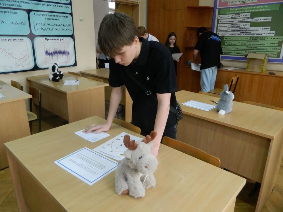 Итоги проекта «Лаборатория финансовых игр»: студенты ХГУ научили школьников управлять финансами Итоги проекта «Лаборатория финансовых игр»: студенты ХГУ научили школьников управлять финансами