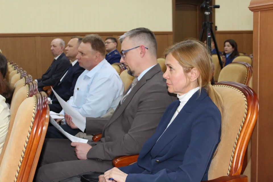 В прокуратуре Республики Хакасия в рамках заседания коллегии обсудили состояние законности в сфере охраны атмосферного воздуха В прокуратуре Республики Хакасия в рамках заседания коллегии обсудили состояние законности в сфере охраны атмосферного воздуха