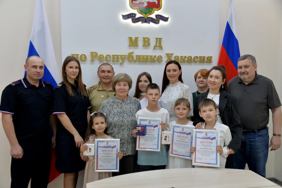 Общественный совет при МВД по Республике Хакасия наградил победителей регионального этапа Всероссийского конкурса детского творчества «Полицейский Дядя Стёпа»