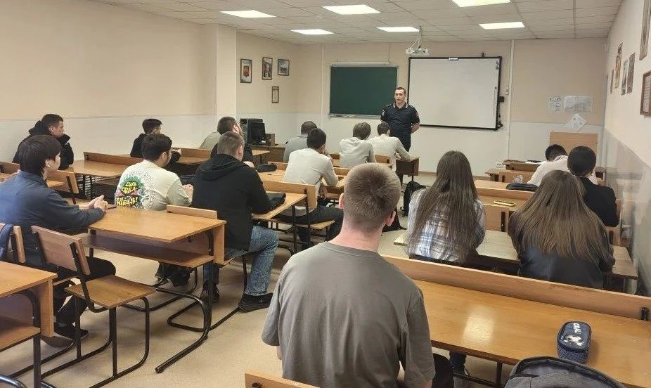 Полицейские Абакана продолжают проводить профориентационные и правовые беседы для студентов Полицейские Абакана продолжают проводить профориентационные и правовые беседы для студентов