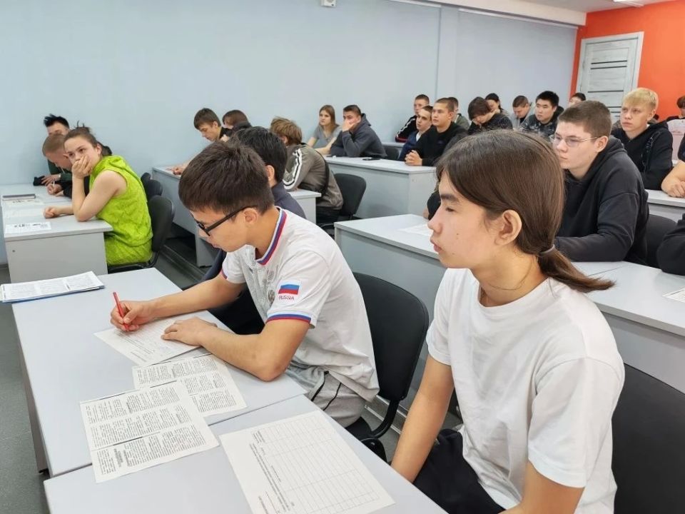 Полицейские Абакана продолжают проводить профориентационные и правовые беседы для студентов Полицейские Абакана продолжают проводить профориентационные и правовые беседы для студентов