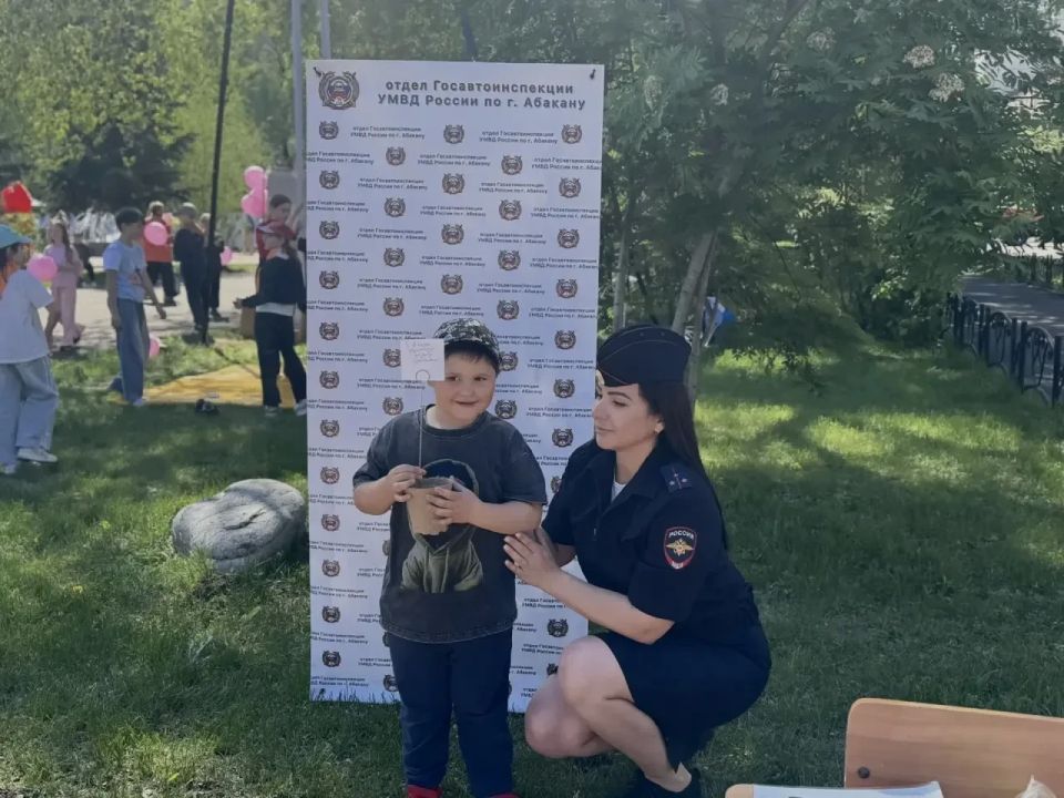 В Абакане в День защиты детей сотрудники полиции и общественники организовали профилактическую акцию «Цветник дорожных правил»