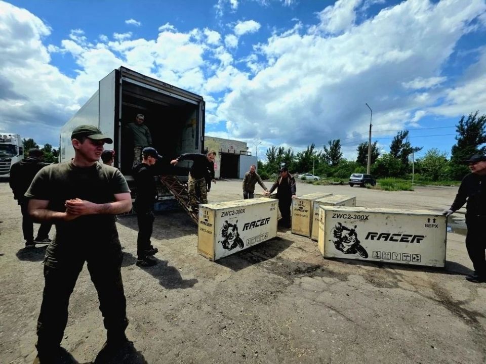 Новый гуманитарный груз из Абакана доставили бойцам Новый гуманитарный груз из Абакана доставили бойцам