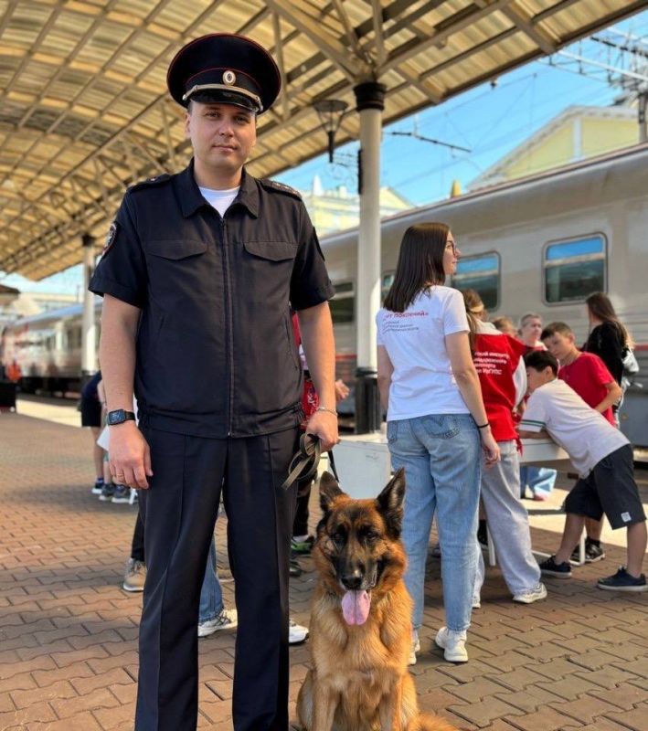Безопасное лето начинается с улыбок: транспортная полиция Сибири провела профилактические мероприятия в День защиты детей Безопасное лето начинается с улыбок: транспортная полиция Сибири провела профилактические мероприятия в День защиты детей