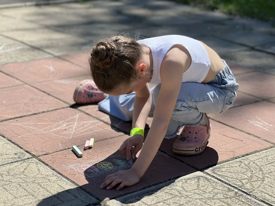 В Абакане в День защиты детей сотрудники полиции и общественники организовали профилактическую акцию «Цветник дорожных правил» В Абакане в День защиты детей сотрудники полиции и общественники организовали профилактическую акцию «Цветник дорожных правил»
