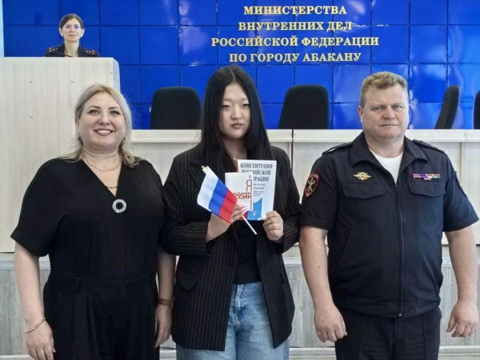 Юные абаканцы в торжественной обстановке получили первые паспорта Юные абаканцы в торжественной обстановке получили первые паспорта