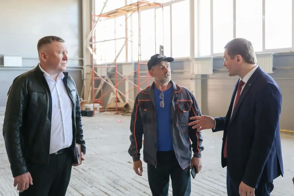 Глава Хакасии проверил строительство спортзала и нового стационара в Бограде Глава Хакасии проверил строительство спортзала и нового стационара в Бограде