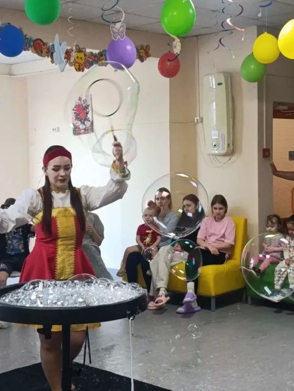 Замечательный праздник устроили волонтеры и предприниматели для пациентов детского стационара в Абакане Замечательный праздник устроили волонтеры и предприниматели для пациентов детского стационара в Абакане