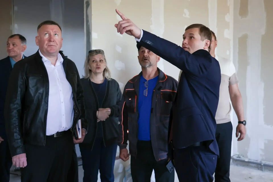 Глава Хакасии проверил строительство спортзала и нового стационара в Бограде Глава Хакасии проверил строительство спортзала и нового стационара в Бограде