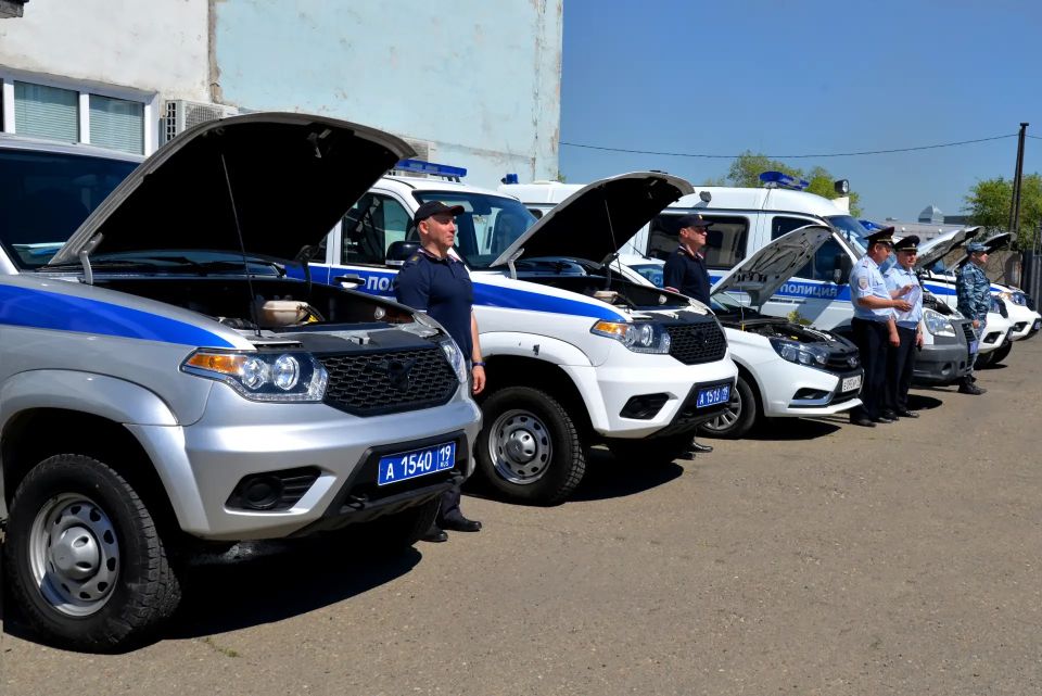 Министр внутренних дел по Республике Хакасия Владимир Генералов провел смотр служебной техники Министр внутренних дел по Республике Хакасия Владимир Генералов провел смотр служебной техники