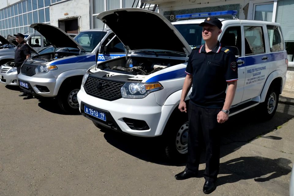 Министр внутренних дел по Республике Хакасия Владимир Генералов провел смотр служебной техники Министр внутренних дел по Республике Хакасия Владимир Генералов провел смотр служебной техники