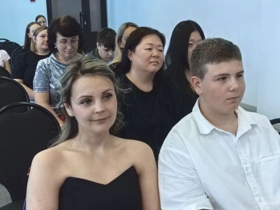 Юные абаканцы в торжественной обстановке получили первые паспорта Юные абаканцы в торжественной обстановке получили первые паспорта