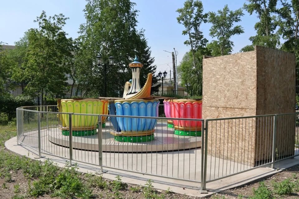 В Черногорском парке монтируют новый аттракцион – детскую железную дорогу «Экспресс» В Черногорском парке монтируют новый аттракцион – детскую железную дорогу «Экспресс»