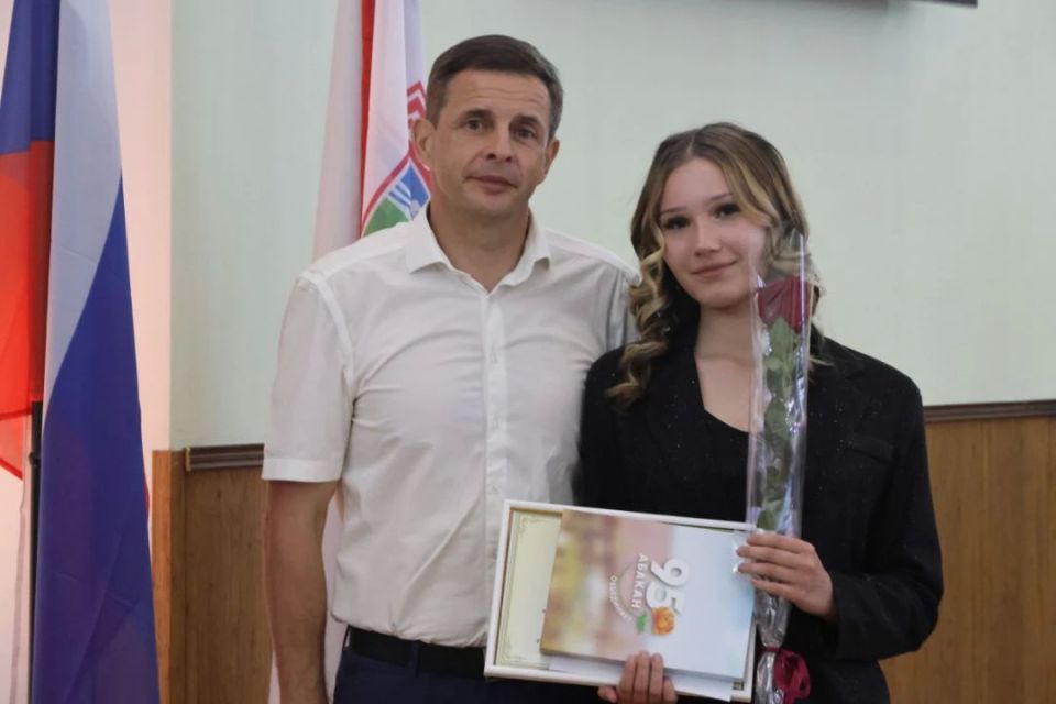Премии главы города Абакана вручили одарённым детям Премии главы города Абакана вручили одарённым детям
