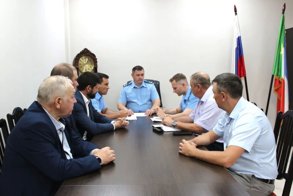 В прокуратуре Хакасии под председательством заместителя прокурора республики Дениса Стонта проведено заседание Общественного совета по защите малого и среднего бизнеса при прокуратуре Республики Хакасия, на котором обсуждены... В прокуратуре Хакасии под председательством заместителя прокурора республики Дениса Стонта проведено заседание Общественного совета по защите малого и среднего бизнеса при прокуратуре Республики Хакасия, на котором обсуждены...