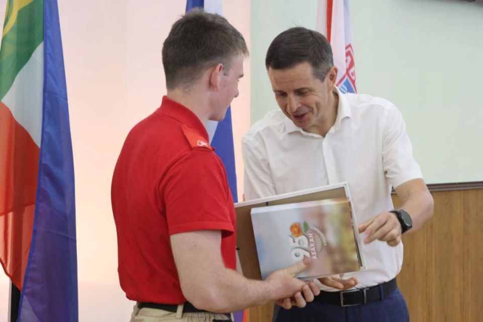 Премии главы города Абакана вручили одарённым детям Премии главы города Абакана вручили одарённым детям