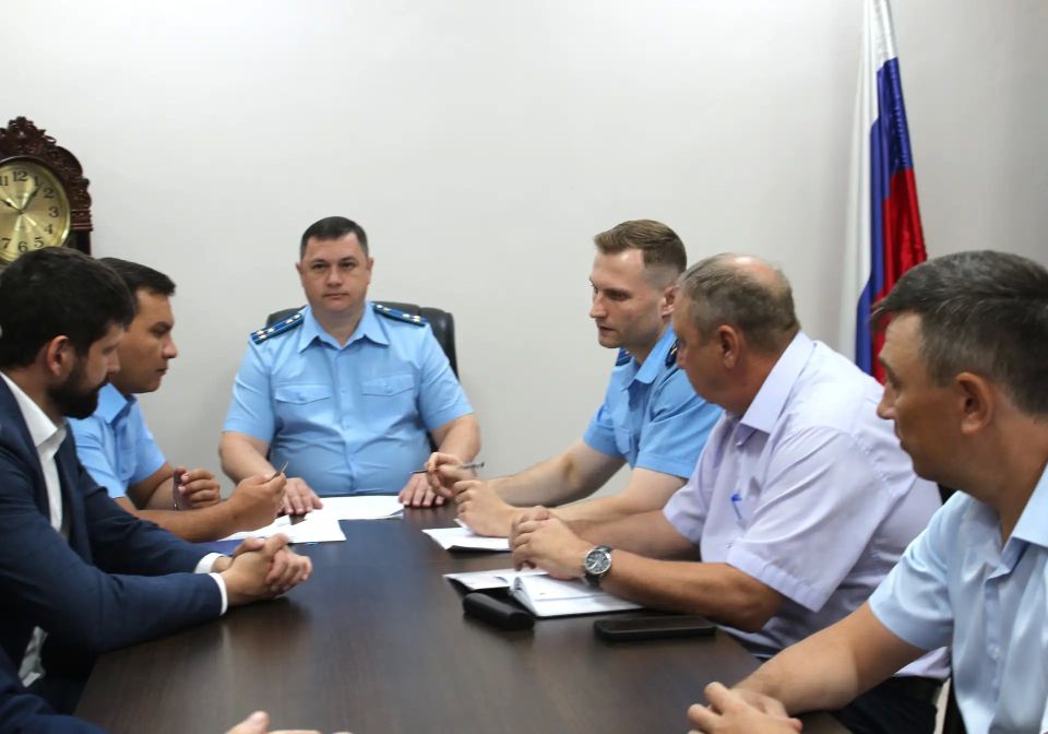 В прокуратуре Хакасии под председательством заместителя прокурора республики Дениса Стонта проведено заседание Общественного совета по защите малого и среднего бизнеса при прокуратуре Республики Хакасия, на котором обсуждены...