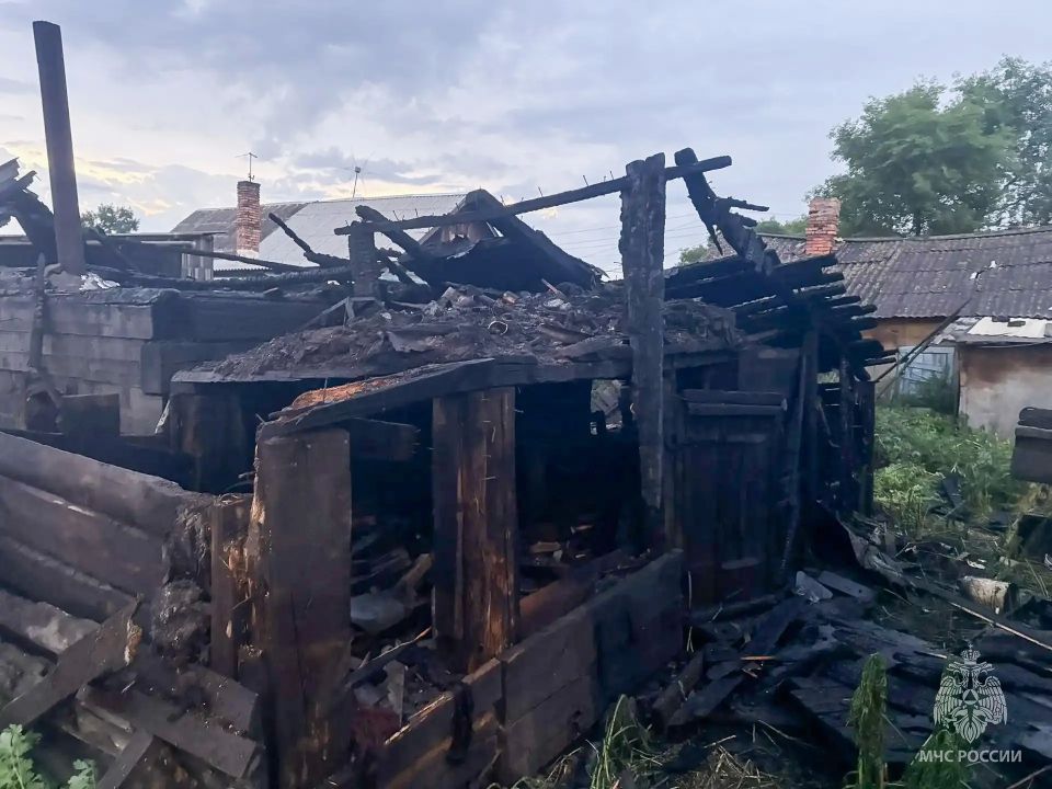 Замыкание проводки и недосмотр за печью привели к пожарам за минувшие сутки