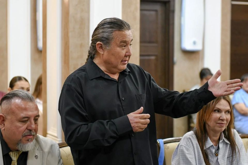 Глава региона Валентин Коновалов поздравил ведущие национальные коллективы Хакасской республиканской филармонии с успешным проведением гастролей на Донбассе
